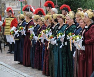 Die Bürgerliche Trabantengarde begleitete die 25-Jahr-Feier der St.Veiter Frauen im Bürgerkleid