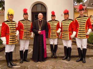Bischof Alois Schwarz mit Trabanten