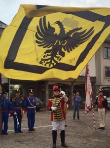 Trb Günther Fritz schwingt die Fahne während der Kaiserhymne