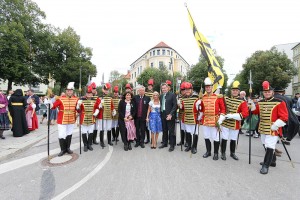 Die Trabantengarde mit Ministerpräsident Söder und Oberbürgermeister Reiter mit Gattinnen