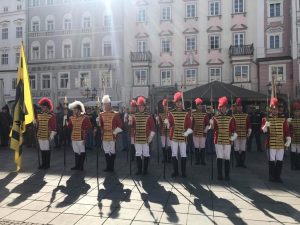 Strahlt auch gegen das Sonnenlicht: Die Trabantengarde in Linz